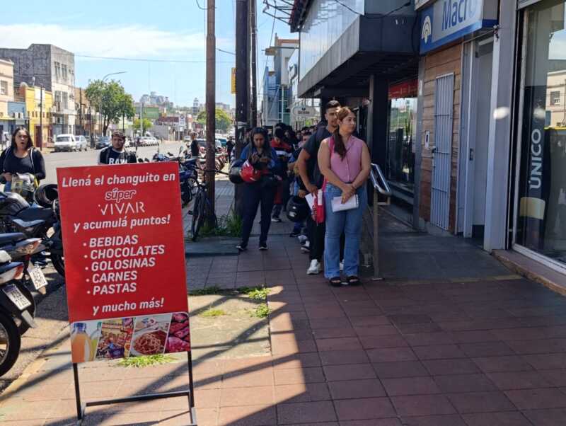 Largas filas en Posadas: cientos buscan trabajo desde la madrugada en un local comercial WhatsApp Image 2026 02 27 at 12.05.05 - 1