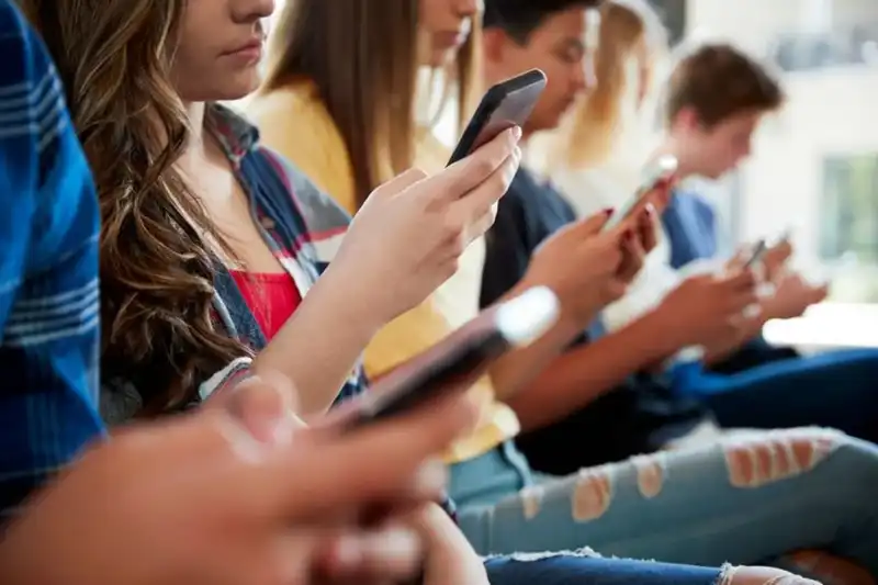 Redes sociales y adolescentes: ¿basta con prohibir o es necesario educar en el uso digital? 1 Mientras el debate avanza, países como Australia, Francia y España analizan restricciones y modelos de regulación digital en adolescentes.