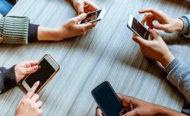 Redes sociales y adolescentes: ¿basta con prohibir o es necesario educar en el uso digital? 2 Entre la conexión permanente y la necesidad de vínculos reales, se construye el nuevo escenario social adolescente.