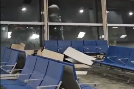 Tras las intensas lluvias se derrumbó una parte del techo en el Aeroparque Jorge Newbery aerparque - 1