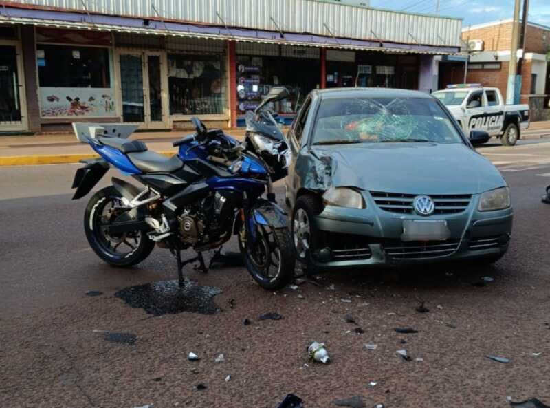 Choque entre auto y moto dejó un herido en Montecarlo auto
