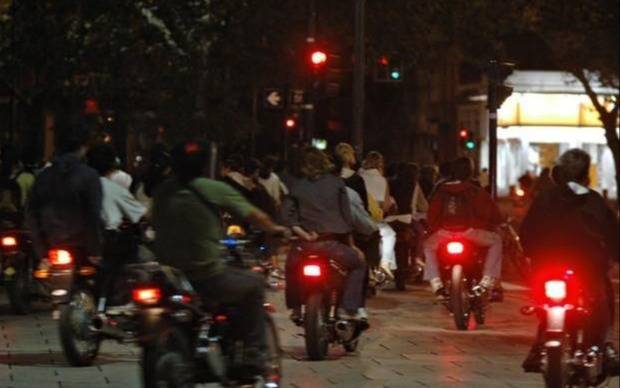 Operativos viales en Villa Cabello: vecinos advierten que las caravanas de motos se trasladan a otros barrios 3 vecinos villa cabello