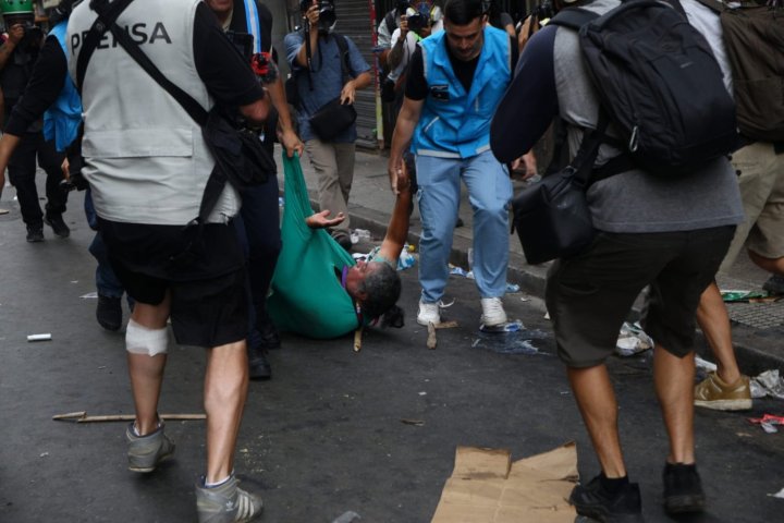 Senado aprueba reforma laboral de Milei mientras manifestantes y policías se enfrentan frente al Congreso. Foto: Enfoque Rojo.