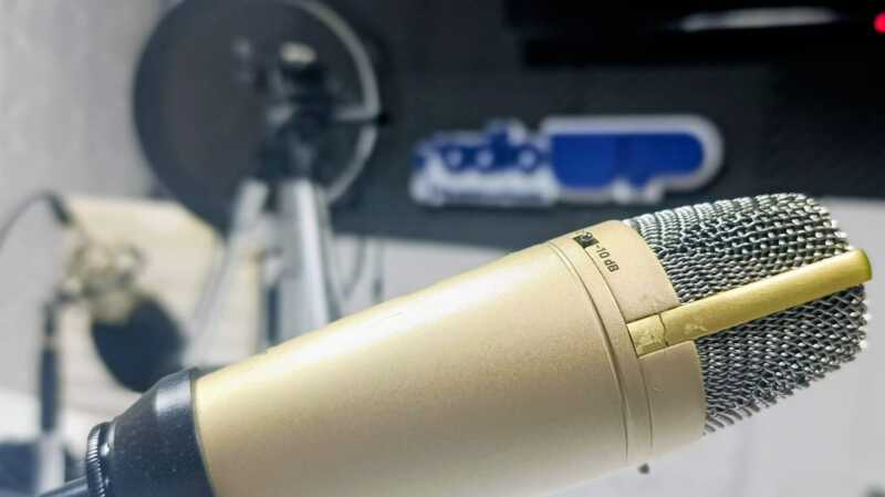La radio no se apaga: el medio histórico frente al avance de la inteligencia artificial.