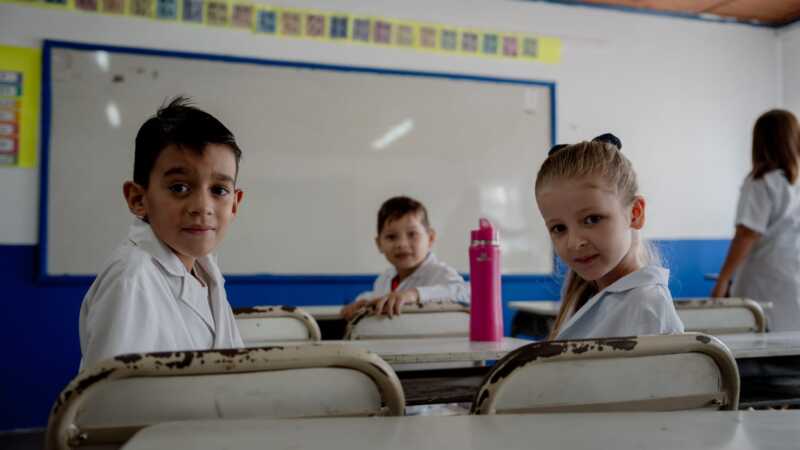 El esquema incluye actualización salarial docente, sostenimiento del Boleto Educativo Misionero y ampliación de la conectividad.
