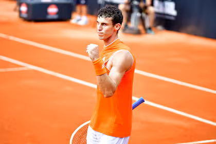 Juan Manuel Cerúndolo protagonizó el batacazo del año al eliminar al número 1 del mundo, Jannik Sinner, y avanzar por primera vez a tercera ronda de Roland Garros.