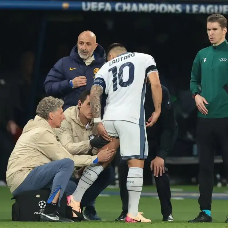 Alerta en la Selección: Lautaro Martínez vuelve a lesionarse y preocupa a Scaloni 4 Lautaro Martínez sufrió una distensión en el sóleo izquierdo y estará al menos 15 días fuera. Inter seguirá su evolución y crece la preocupación en la Selección Argentina.
