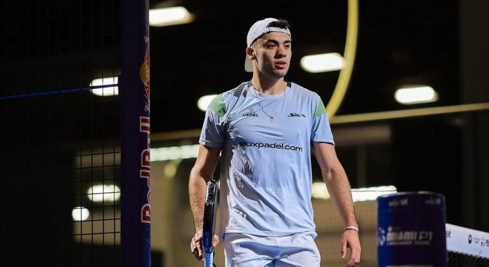 Leandro Augsburger y Juan Lebrón debutaron con triunfo en el Buenos Aires Premier Padel P1 tras vencer en dos tie break a Sastre y Villalonga. El misionero ya está en octavos.