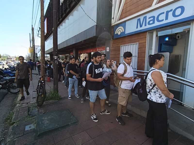 Largas filas en Posadas: cientos buscan trabajo desde la madrugada en un local comercial 2 posadas empleo vivar