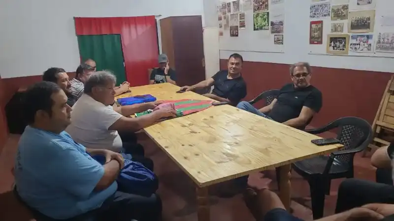La Superliga posadeña toma forma: se reunieron dirigentes de los 12 clubes 1 Los 12 clubes de la Superliga posadeña se reunieron para definir aspectos organizativos, descensos y estructura formativa.