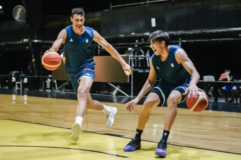 Rumbo a Qatar 2027: la Selección Argentina de Básquet juega un duelo clave ante Uruguay 2 Argentina enfrenta a Uruguay en el Estadio Obras por los Clasificatorios FIBA rumbo al Mundial Qatar 2027. Hora, TV, plantel y cómo llega el equipo de Prigioni.