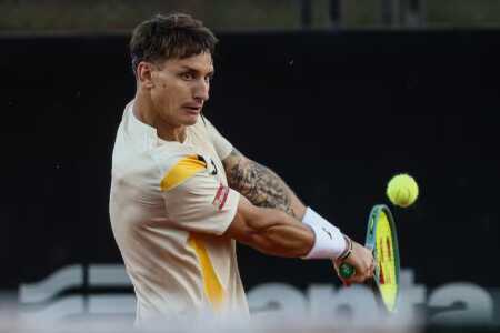 Carabelli eliminó a Khachanov en el partido más importante de su carrera y avanzó a octavos Camilo Ugo Carabelli dio la sorpresa en el ATP 500 de Barcelona al vencer al ruso Karen Khachanov y meterse en los octavos de final.