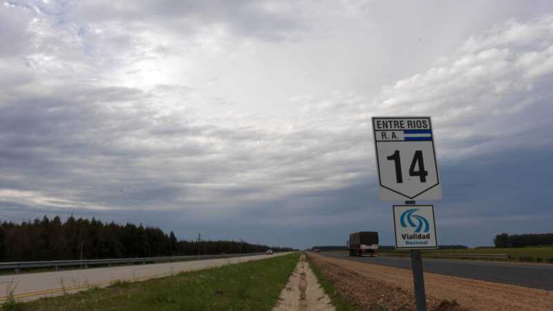 Tragedia en la Ruta 14: murió una niña que viajaba a Misiones con su familia 2 Niña que viajaba a Misiones murió tras el vuelco de una camioneta en la Ruta 14