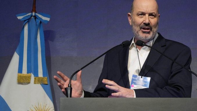 Adorni intensifica su agenda con ministros en medio de cuestionamientos 4 24 hojarasca 678x381 1 - 3