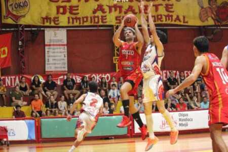 Tokio mantuvo el invicto como local y venció a Hércules en un partido intenso Bartolomé Mitre, Tokio y CAPRI lograron meterse entre los seis mejores de la Conferencia NEA y clasificaron directamente a los playoffs de la Liga Federal de Básquet.
