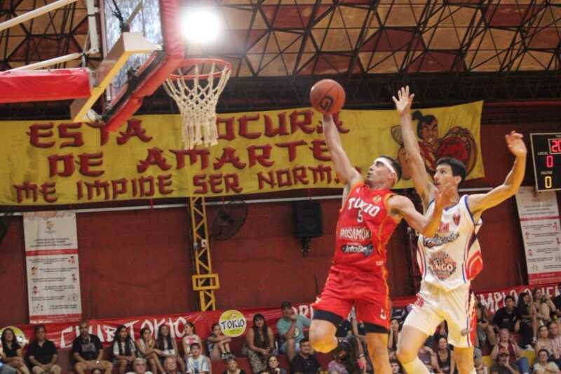 Tokio mantuvo el invicto como local y venció a Hércules en un partido intenso 3 Tokio derrotó 77-67 a Hércules en Posadas y mantiene su invicto como local en el Torneo Federal. Augusto Duarte fue el goleador en los orientales.