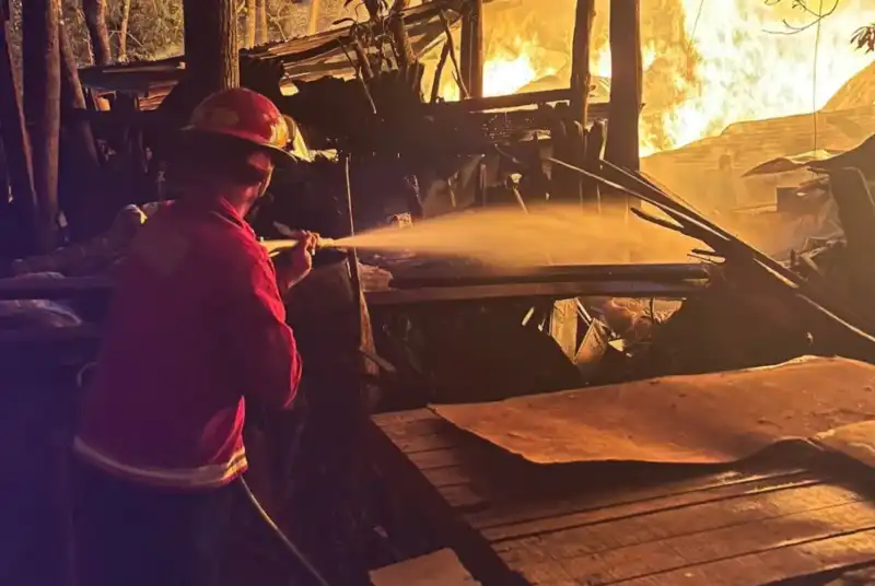 Bomberos sofocaron incendios en Oberá y San Vicente 2 Bomberos