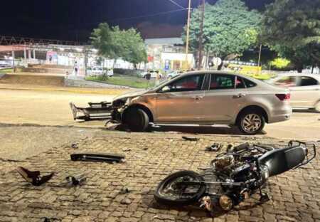 Colisión entre auto y motocicleta en Posadas dejó un joven lesionado: investigan las causas del siniestro vial Fuerte choque entre un automóvil y una motocicleta en Posadas dejó un joven hospitalizado.