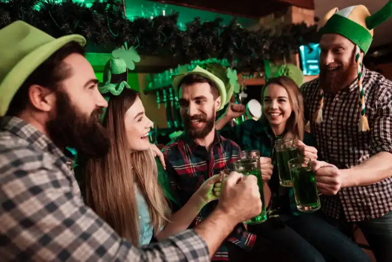 Día de San Patricio: origen, significado y expansión global de una tradición irlandesa El 17 de marzo se celebra el Día de San Patricio, una festividad que nació como conmemoración religiosa en Irlanda y hoy convoca celebraciones en todo el mundo.