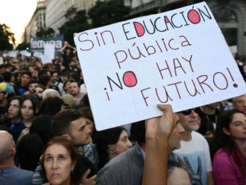Paro Universitario en Argentina: suman su tercera semana de reclamos 4 Multitudinaria marcha universitaria archivo - 3