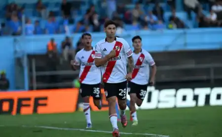 River ganó 2-0 en Río Cuarto y alcanzó la cima del Torneo Apertura River