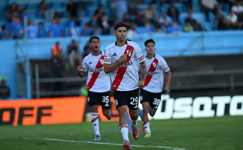 River ganó 2-0 en Río Cuarto y alcanzó la cima del Torneo Apertura River