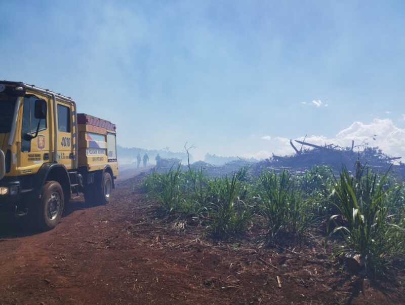 Incendio de malezas en Capioví fue controlado por bomberos 3 Incendio afectó dos hectáreas de malezas en Capioví