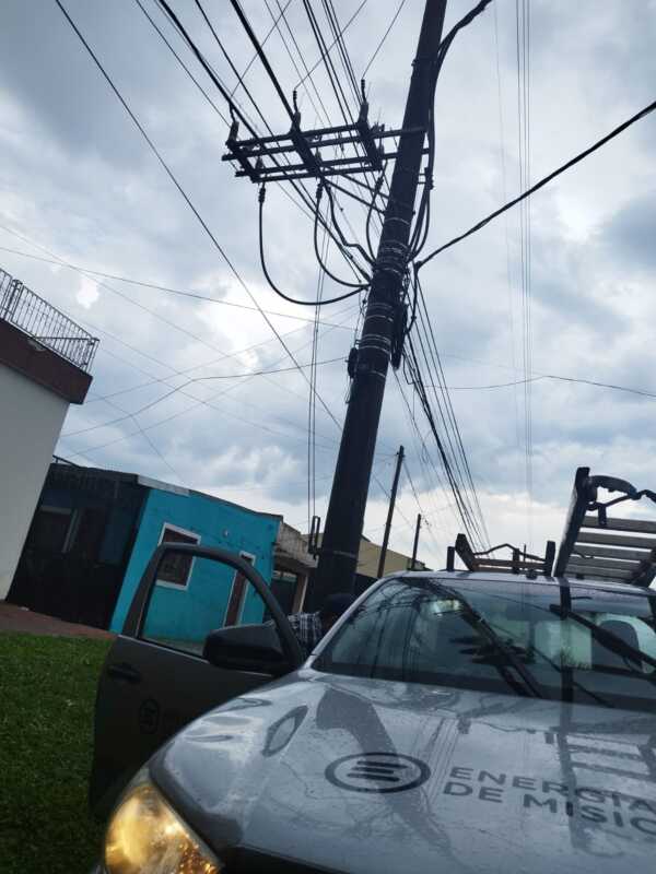 Temporal en Posadas: EMSA trabaja para reparar daños en la red eléctrica 4 WhatsApp Image 2026 03 06 at 17.13.18 2 - 3