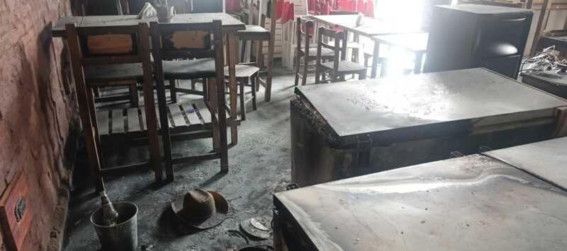 Rápido operativo evitó que un incendio se propagara en un bar de Posadas 2 Principio de incendio en un bar de Posadas fue controlado sin heridos