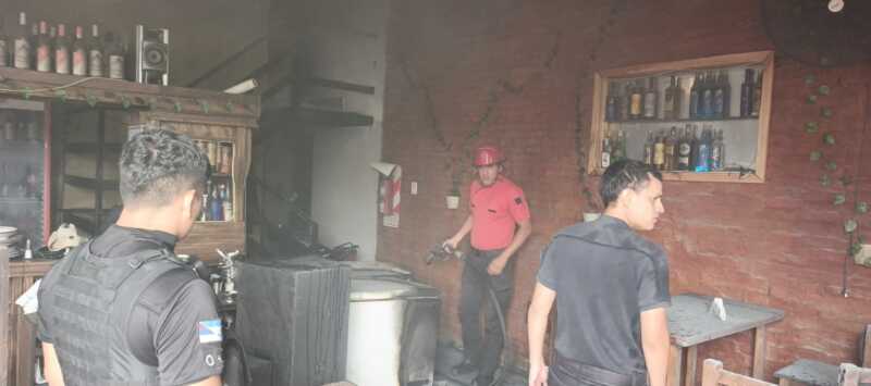 Rápido operativo evitó que un incendio se propagara en un bar de Posadas 4 WhatsApp Image 2026 03 09 at 16.48.50 1 - 3