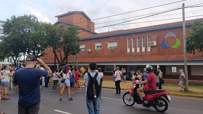 Vecinos se manifestaron frente a SAMSA por los desproporcionados incrementos en las boletas vecinos reclaman a SAMSA