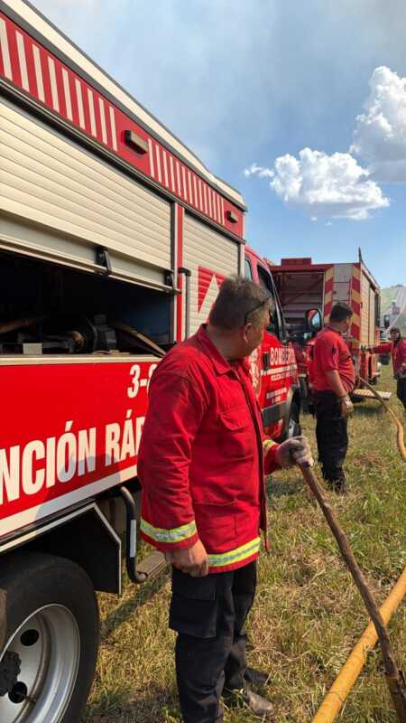 Incendio de gran magnitud en Posadas: despliegue de Bomberos y apoyo aéreo para contener las llamas 3 WhatsApp Image 2026 03 20 at 16.40.50 1 - 2