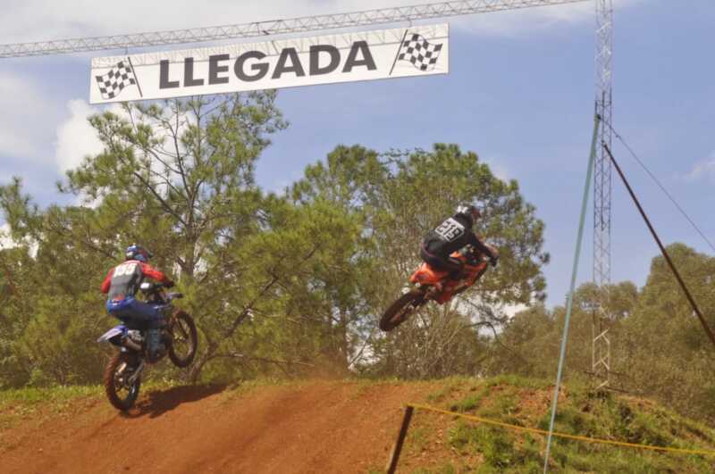 Eldorado vibró con el inicio del Motocross del Nordeste: 90 pilotos y un cierre anticipado por la lluvia 3 WhatsApp Image 2026 03 23 at 18.37.35 1 - 2