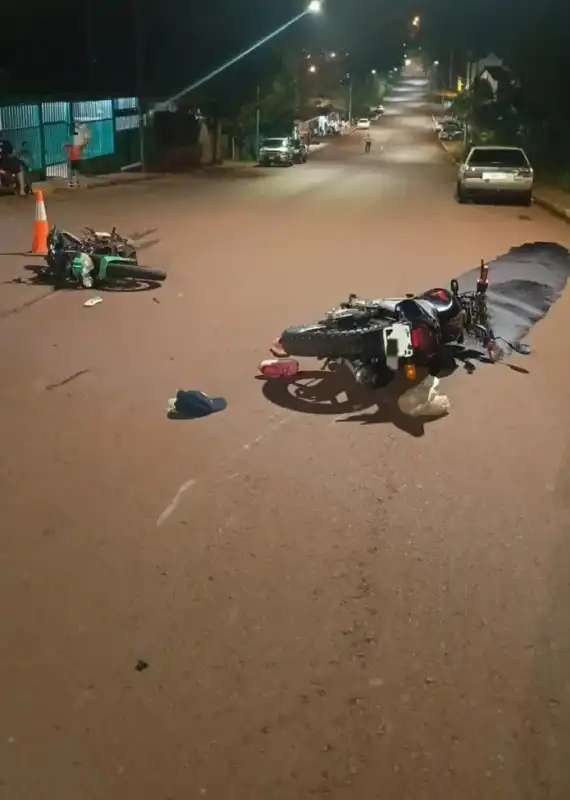 Puerto Piray: violento choque entre motocicletas dejó cuatro heridos choque