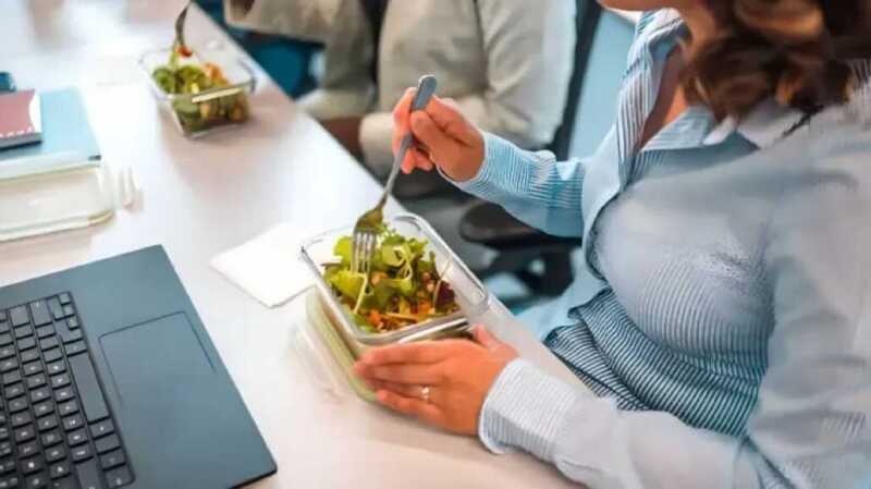 En Argentina el 83,5% de los trabajadores sufre dificultades para alimentarse durante la jornada laboral 2 Un informe de la UCA revela que el 83,5% de los trabajadores formales en Argentina sufre dificultades para alimentarse durante la jornada laboral por la pérdida del poder adquisitivo.