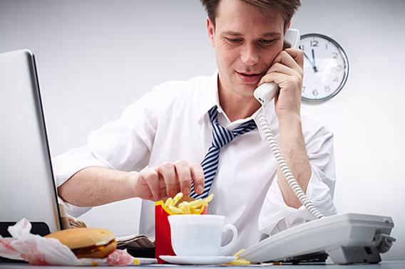 En Argentina el 83,5% de los trabajadores sufre dificultades para alimentarse durante la jornada laboral 1 Un informe de la UCA revela que el 83,5% de los trabajadores formales en Argentina sufre dificultades para alimentarse durante la jornada laboral por la pérdida del poder adquisitivo.