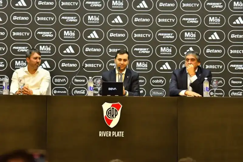 River prepara un mercado de pases ambicioso y busca repatriar a Franco Mastantuono y Claudio Echeverri. El club consultará a Real Madrid y Manchester City por posibles préstamos.