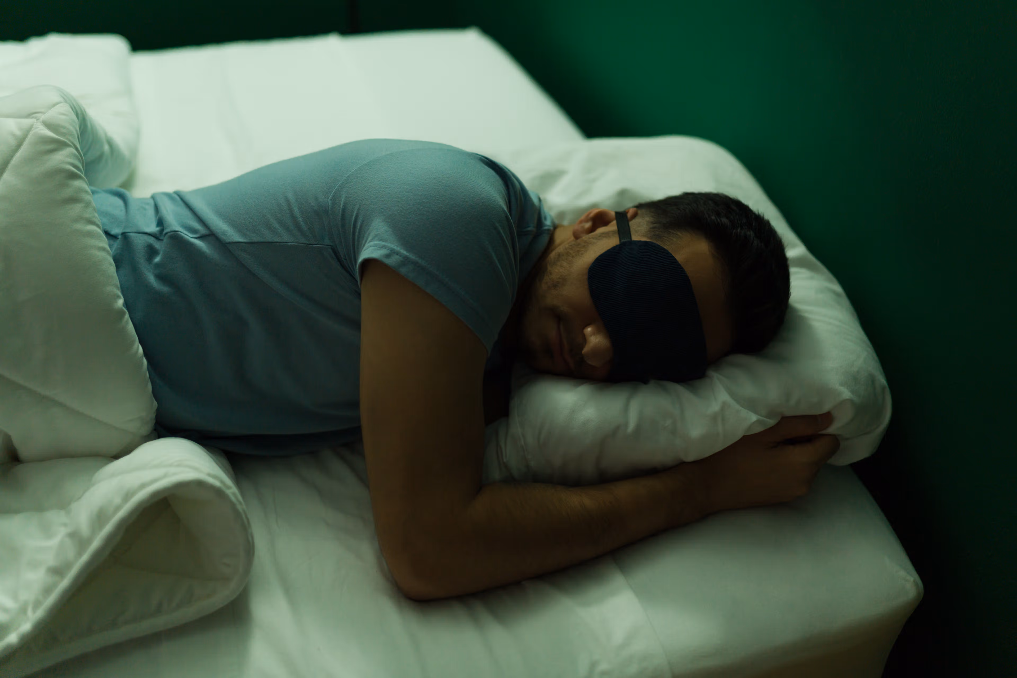 Forzar el despertador a las 5 AM puede afectar tu salud
