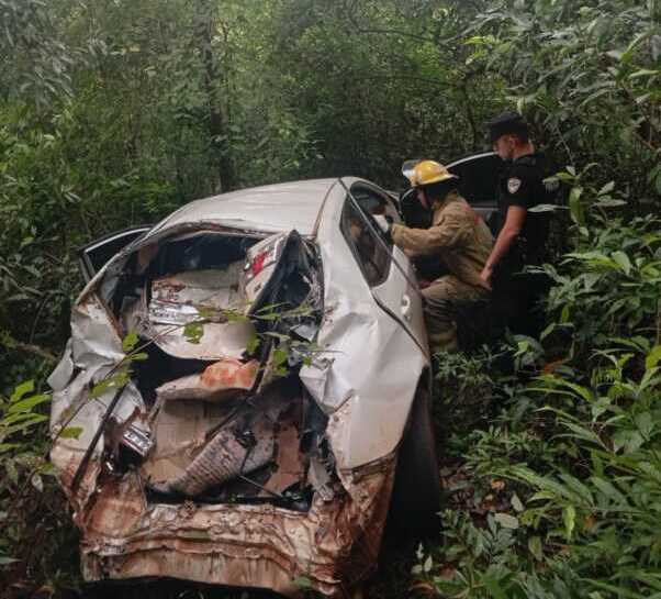 El vehículo terminó a un costado de la Ruta Provincial 2 luego del despiste ocurrido en la mañana de este lunes en El Soberbio.