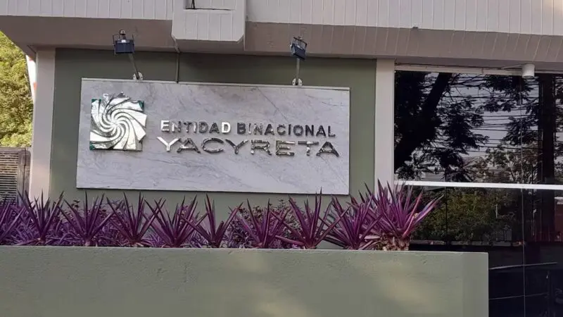 En Yacyretá imponen “ley del silencio” a funcionarios y advierten con sanciones 5 La Entidad Binacional Yacyretá emitió una circular que prohíbe a funcionarios brindar información sin autorización y establece sanciones. La medida centraliza la comunicación y genera debate sobre acceso a la información pública.