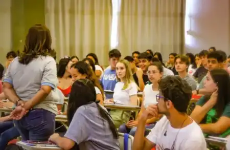 El programa “Ahora Estudiante” permitirá a alumnos de instituciones privadas acceder a descuentos en las cuotas universitarias, con financiamiento del Gobierno de Misiones.