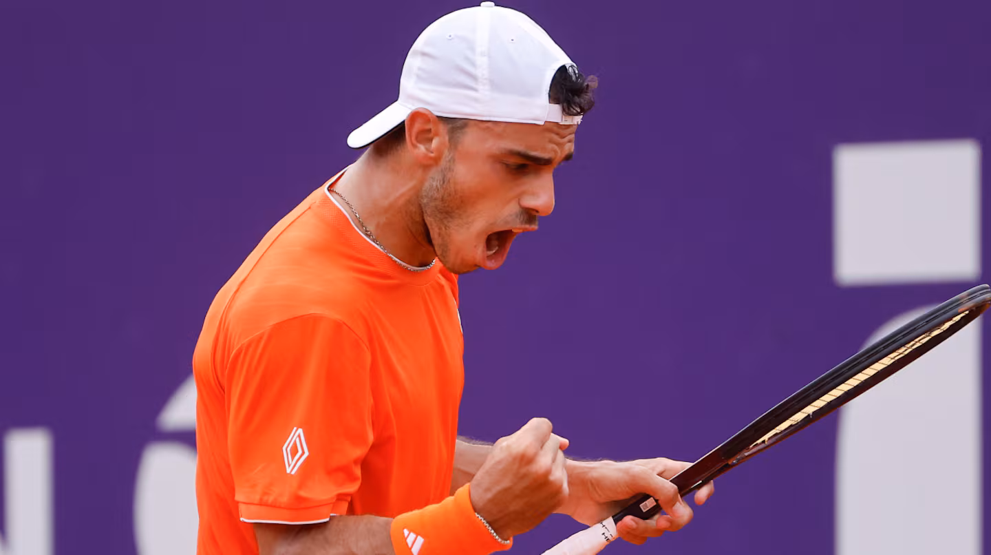 Cerúndolo y Etcheverry van por los cuartos en Miami y sostienen la ilusión argentina 3 Francisco Cerúndolo y Tomás Etcheverry disputan los octavos de final del Masters 1000 de Miami con la ilusión de seguir avanzando.