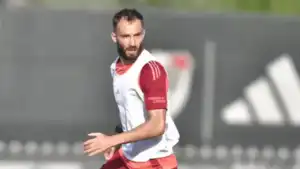 Coudet comenzó la limpieza del plantel y sorprendió con 11 bajas Eduardo Coudet inició una profunda reestructuración en River Plate y dejó afuera de la pretemporada en España a 11 futbolistas, entre ellos Paulo Díaz, Germán Pezzella y Fabricio Bustos.