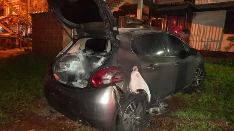 Ataque con molotov provocó destrozos en dos autos de Posadas 5 Posadas ataque incendiario