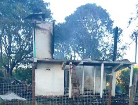 Incendio destruyó una vivienda en Tobuna y no hubo personas heridas En el lugar trabajaron efectivos de bomberos de San Pedro.