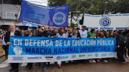 La marcha se da en medio de tensiones con el gobierno de Javier Milei por el rol de la universidad pública.