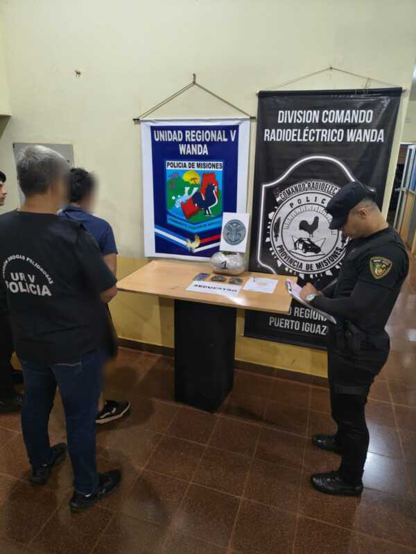 Lo capturaron cuando intentaba concretar una transacción de droga: tenía una mochila cargada de marihuana dealer