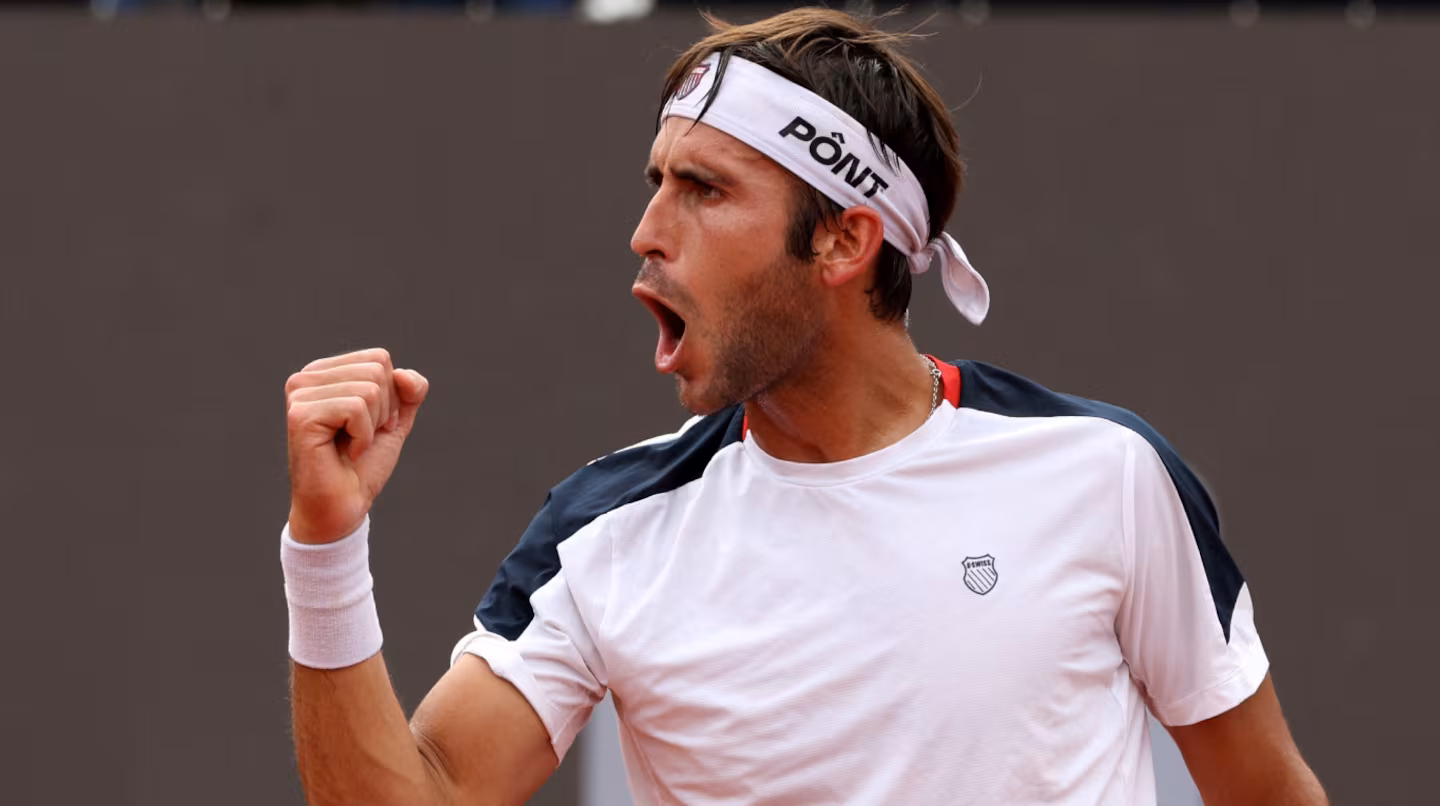 Cerúndolo y Etcheverry van por los cuartos en Miami y sostienen la ilusión argentina 2 Francisco Cerúndolo y Tomás Etcheverry disputan los octavos de final del Masters 1000 de Miami con la ilusión de seguir avanzando.