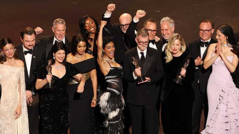 Premios Oscar 2026: “Una batalla tras otra” se consagró como la gran ganadora de la noche La película “Una batalla tras otra”, dirigida por Paul Thomas Anderson, fue la gran triunfadora de los Premios Oscar 2026 al quedarse con seis estatuillas, incluida la de Mejor Película.