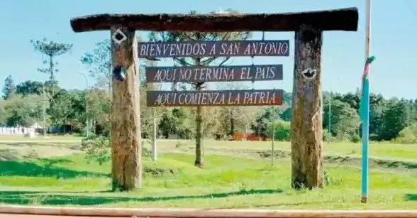 Fatal siniestro vial en San Antonio: un hombre de 82 años perdió la vida 2 San Antonio: un conductor falleció tras impactar contra el alumbrado público